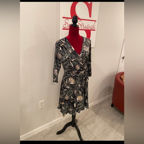 LEOTA perfect wrap floral green ruffle hem dress /LP - Picture 2 of 11